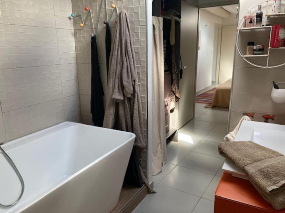 Loft Au Coeur De Nimes Apartment Luaran gambar